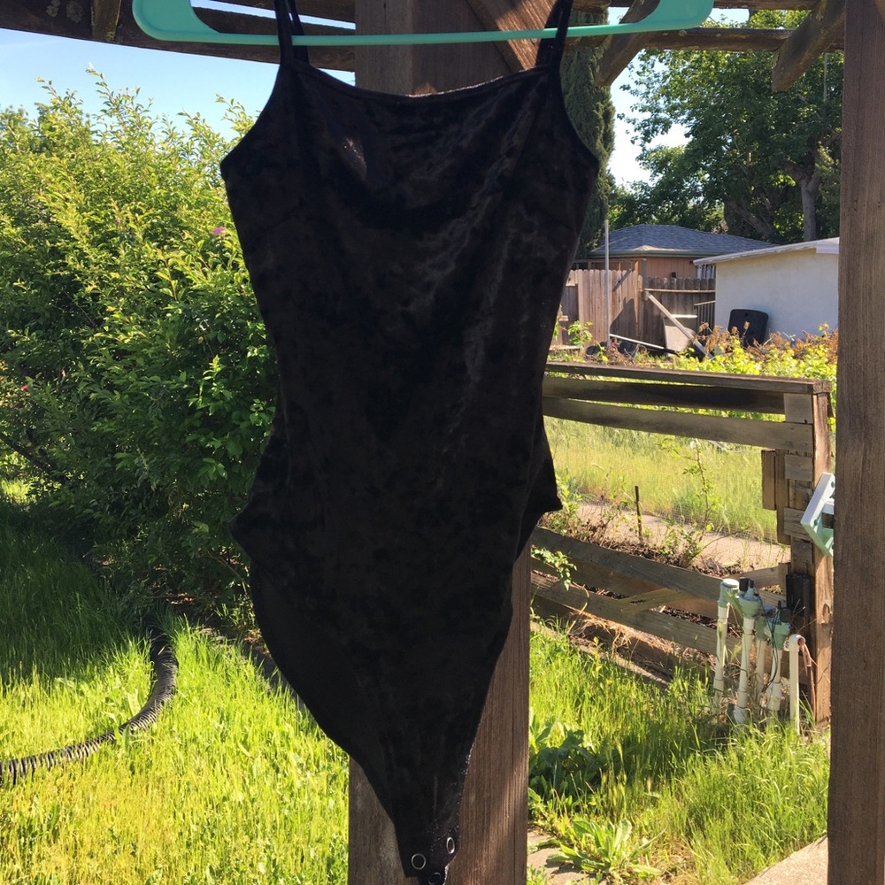 Black velvet bodysuit!🖤